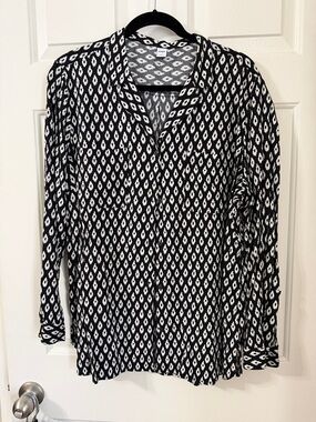 Old Navy Black & White Ikat Print Long Sleeve Button Up Notch Collar Blouse